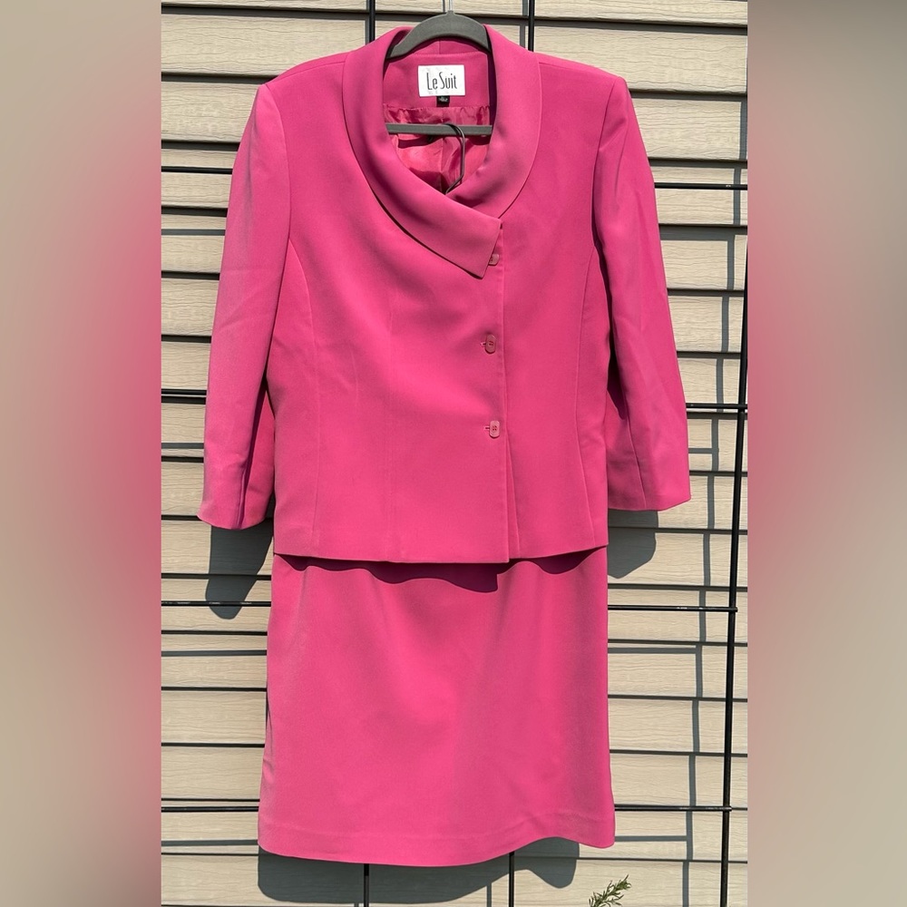Le Suit pink suit size 16